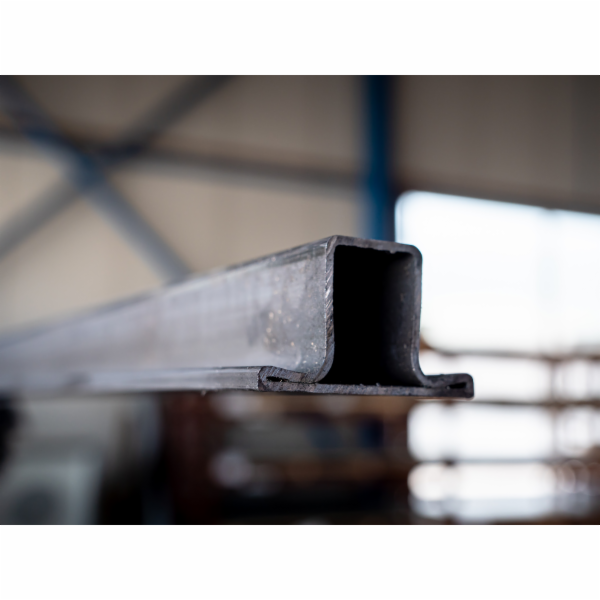 Edging profile "T like double-sided FLAG"